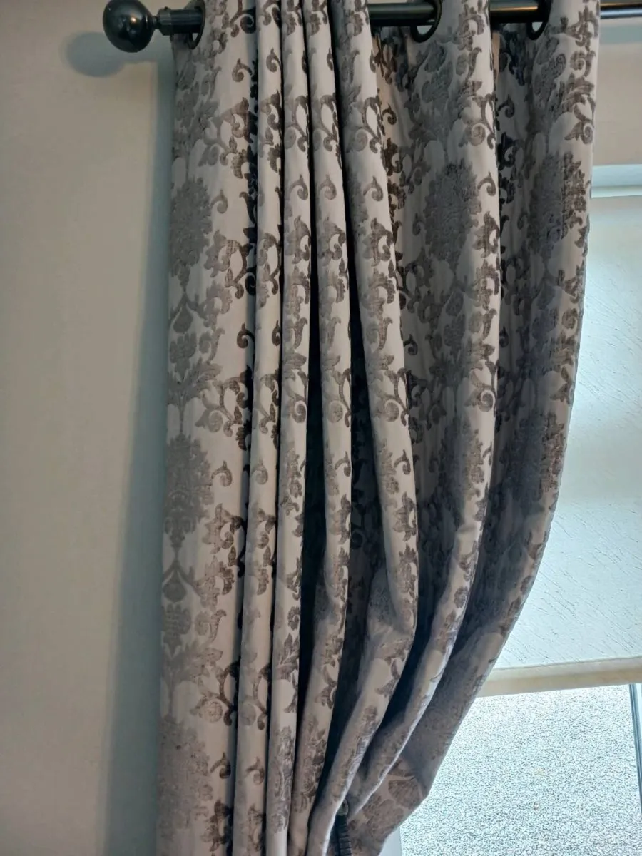 Curtains - Image 3