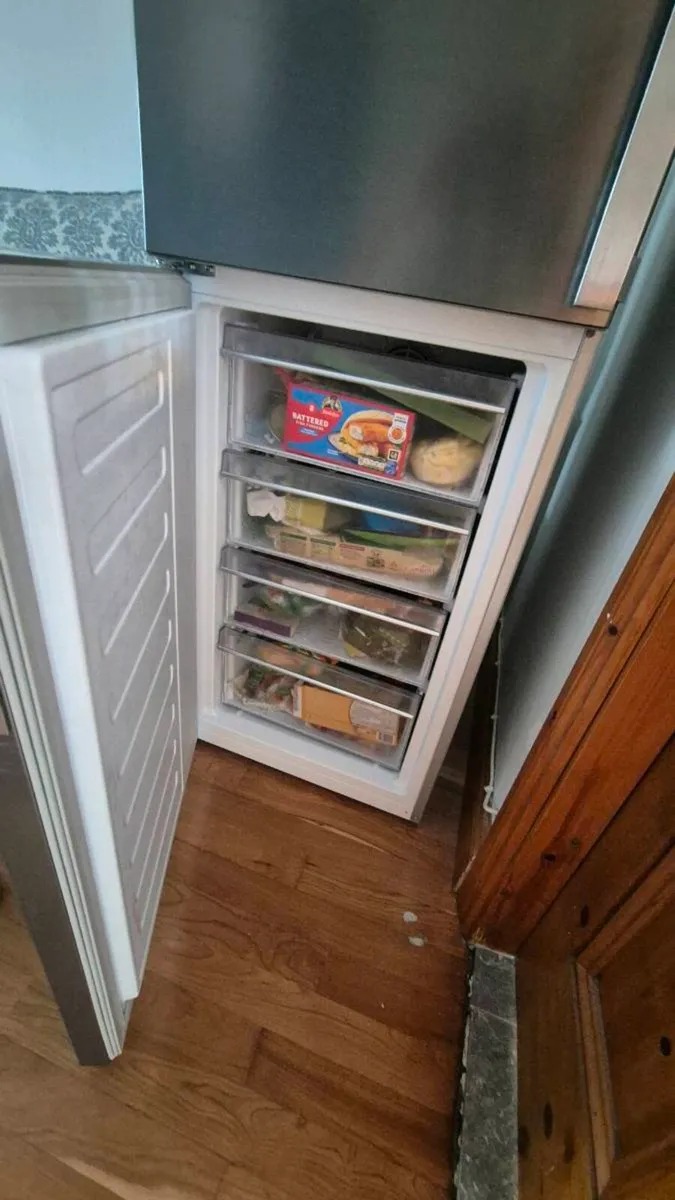 Fridge freezer 50/50 - Image 4