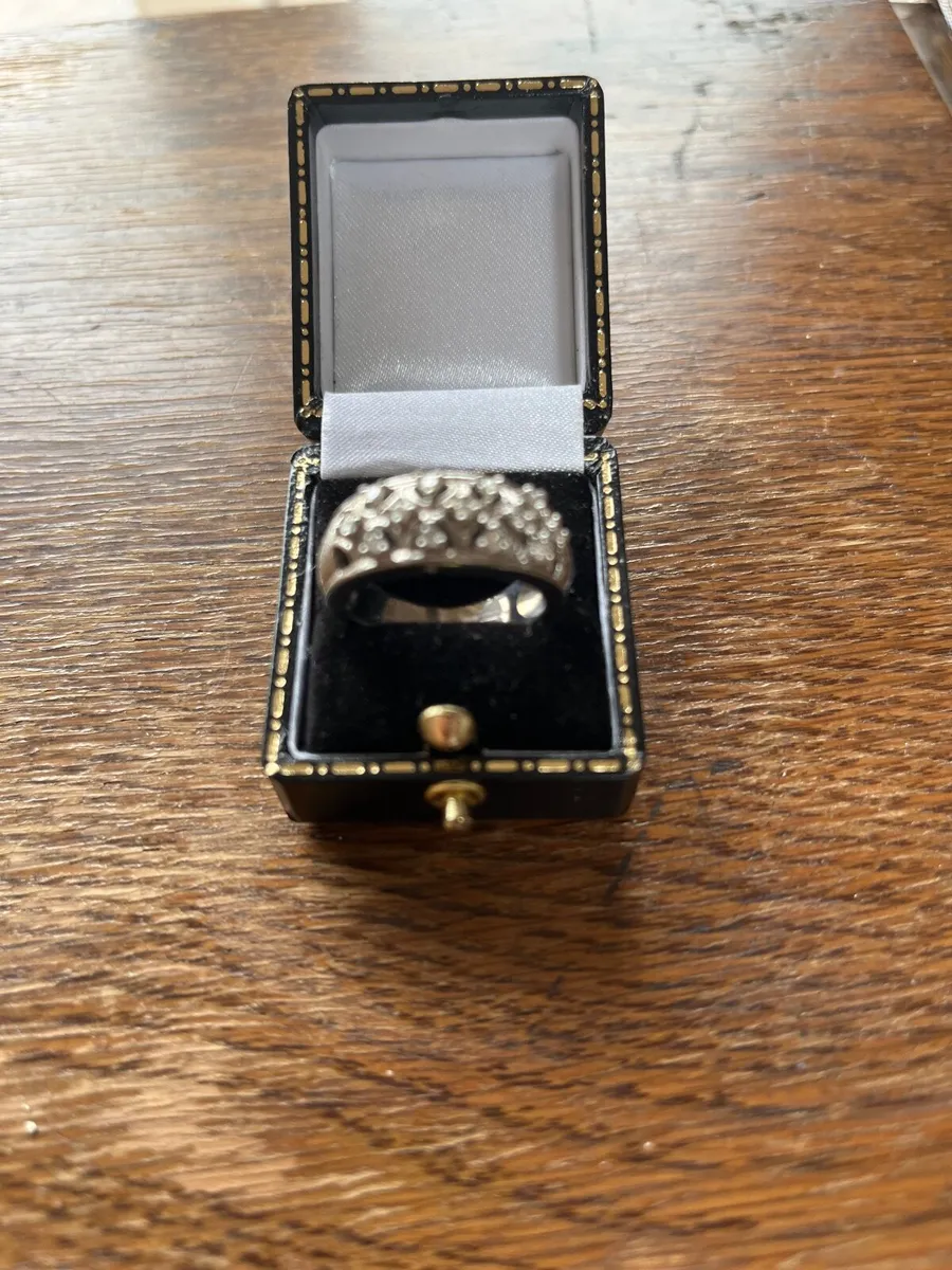 9ct white gold ring