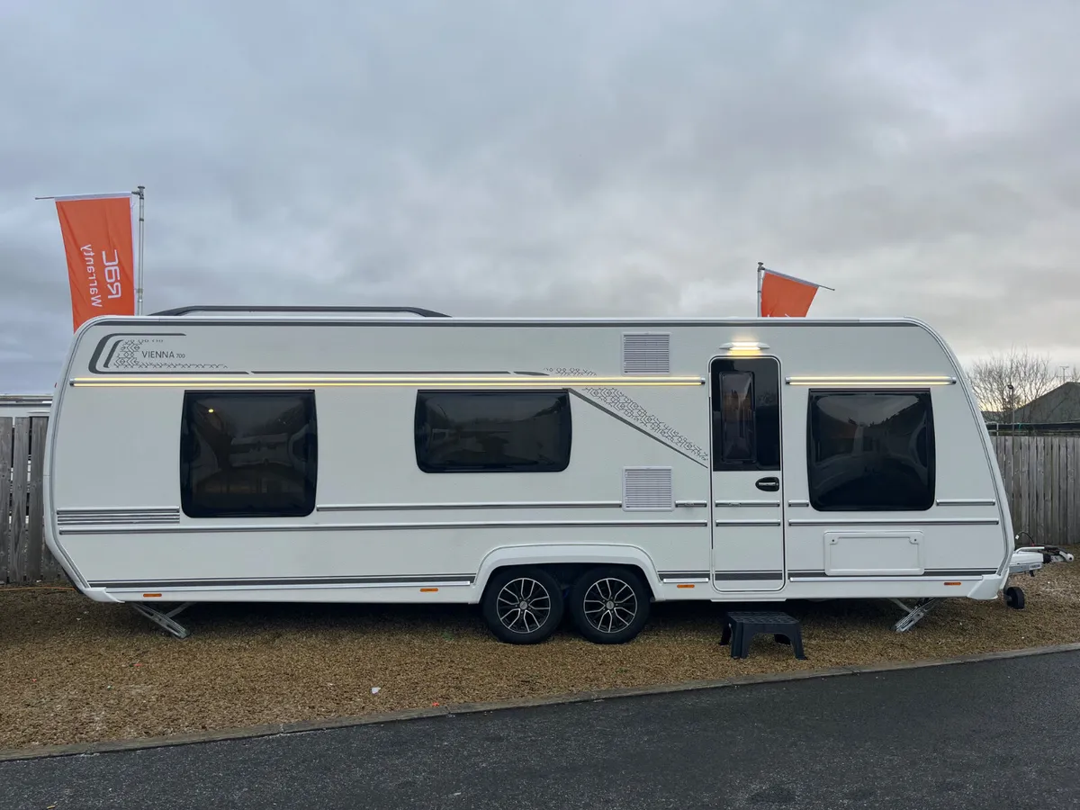 2024 FENDT 700 VIENNA 5/6 BERTH MINT LUX CARAVAN - Image 3