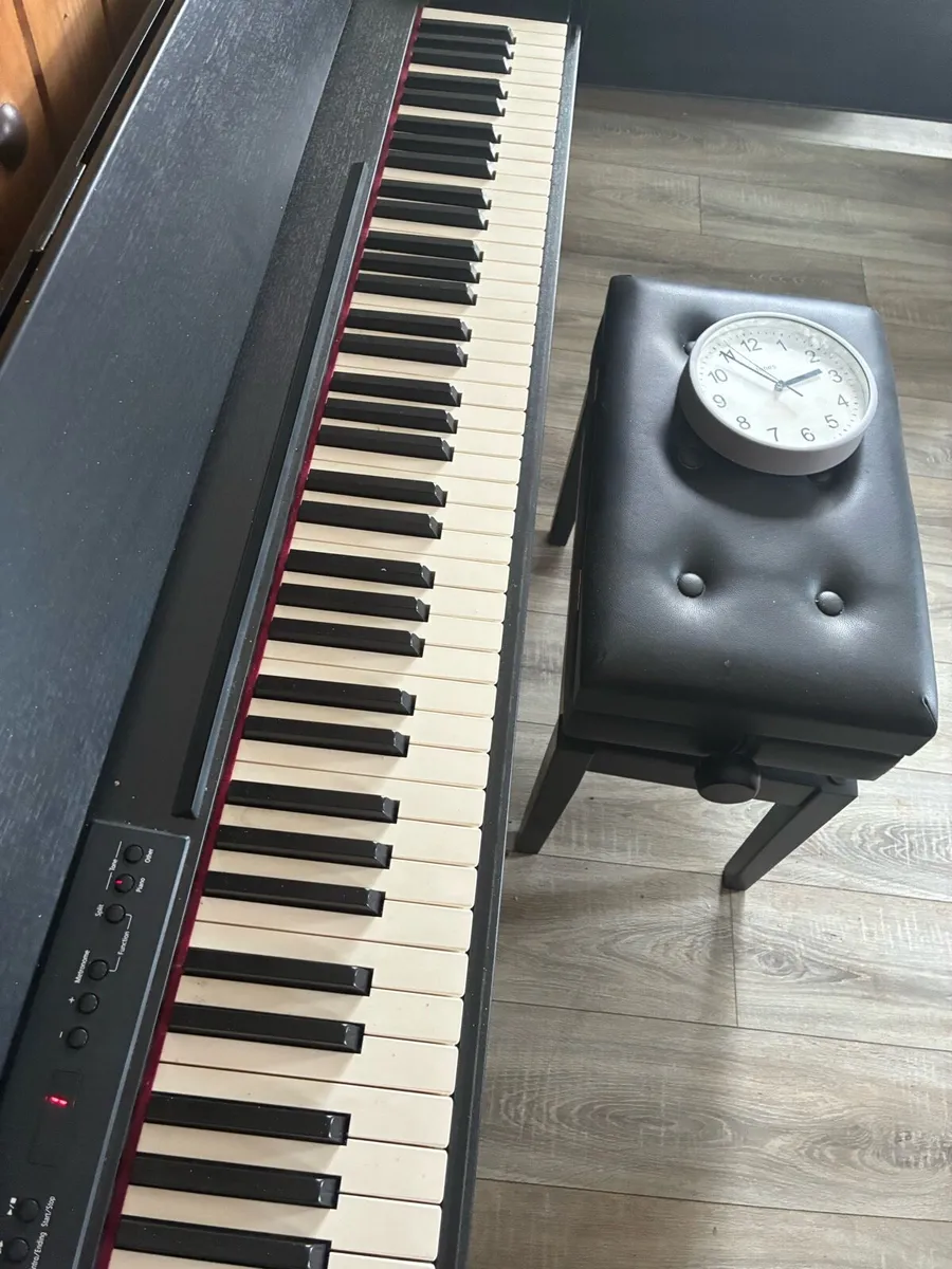 Electric piano keyboard - Image 1