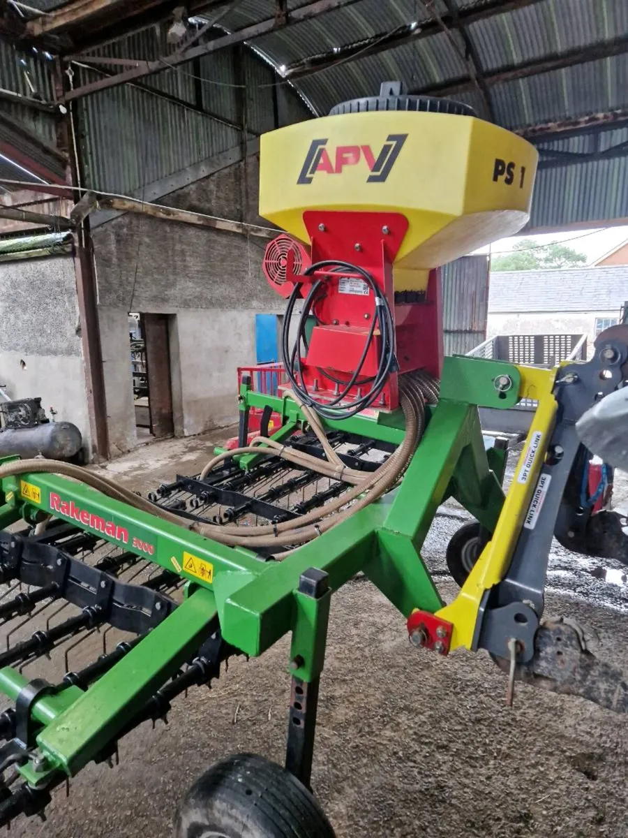 Seed drill - Image 1