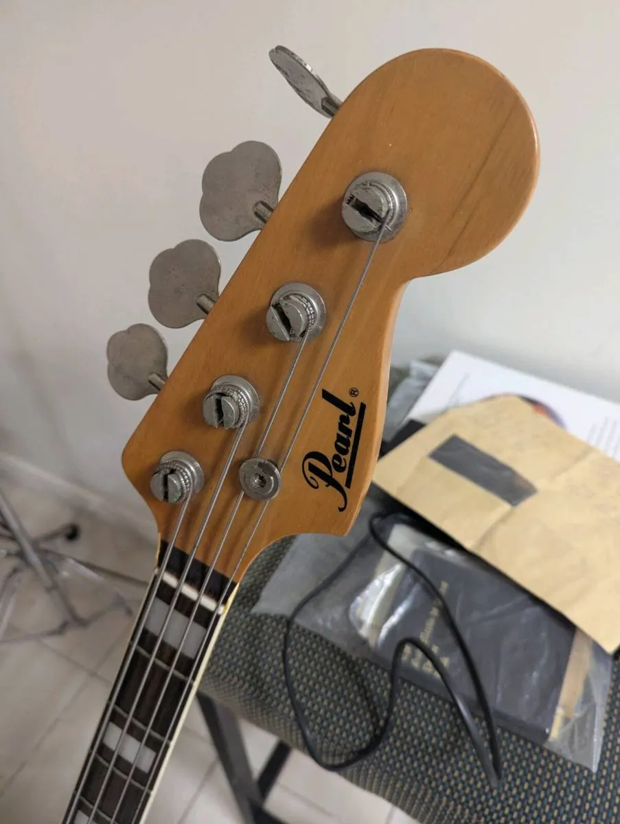 Vintage pearl bass guitar - Image 2