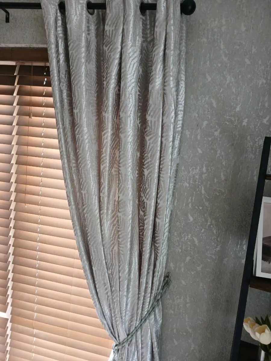 Curtains - Image 2