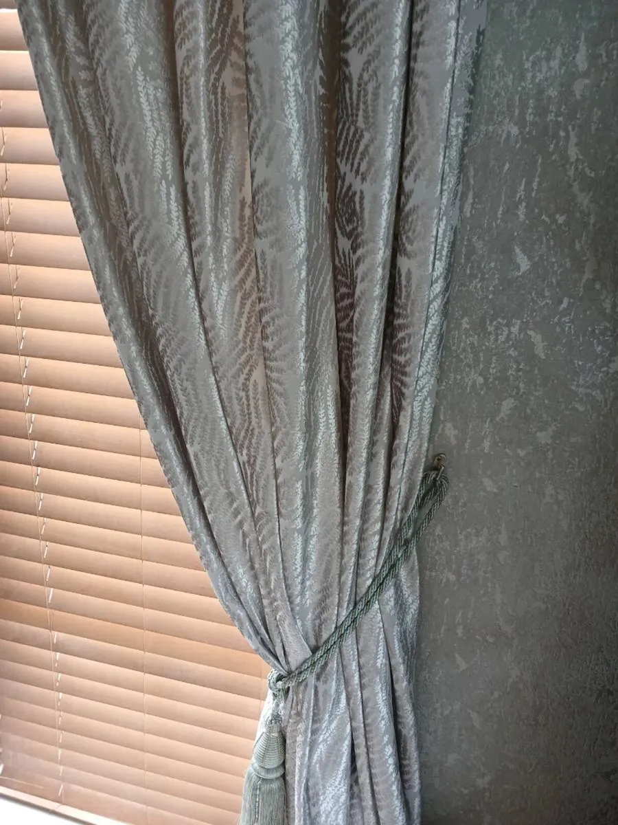 Curtains - Image 3