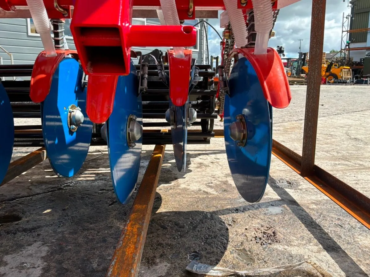 UNUSED 7 ROW GROUND DRIVE  PLANTER....1200m - Image 4