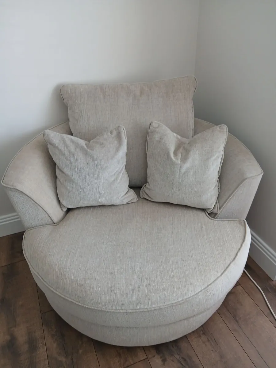 Large Swivel chair - Image 1