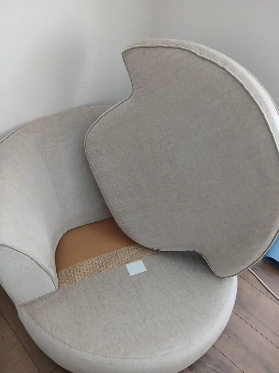 Large Swivel chair - Image 2