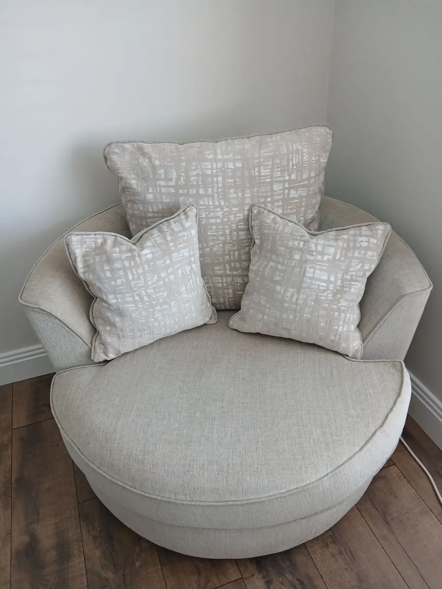 Large Swivel chair - Image 3