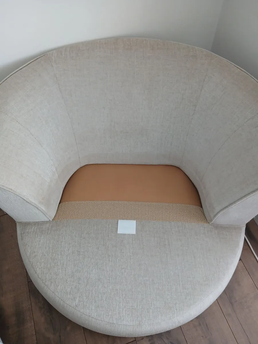 Large Swivel chair - Image 4