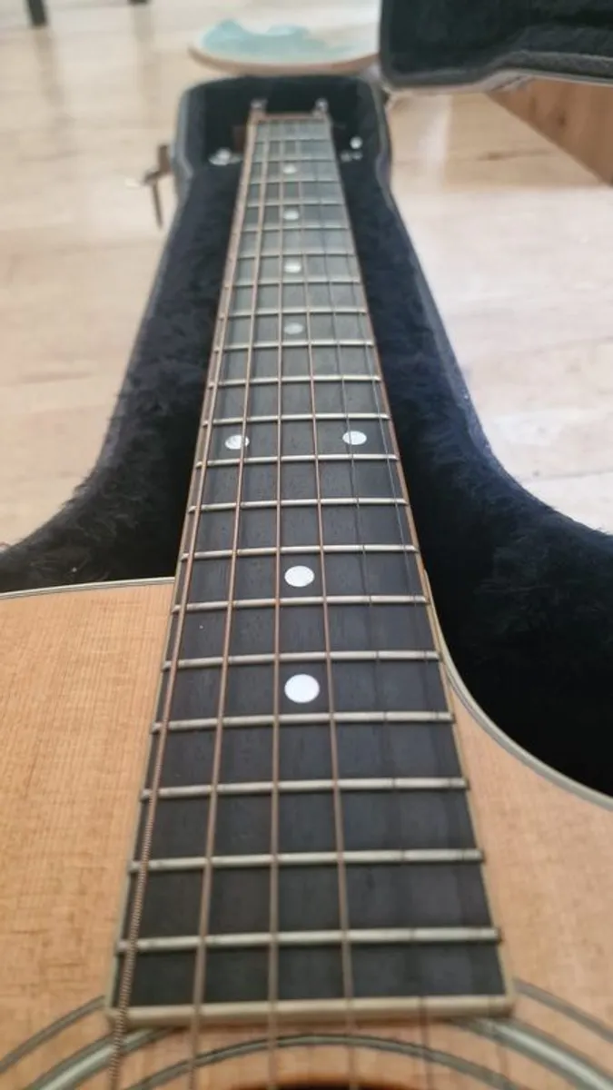 2002 Taylor 410ce Acoustic/ Electric guitar - Image 4