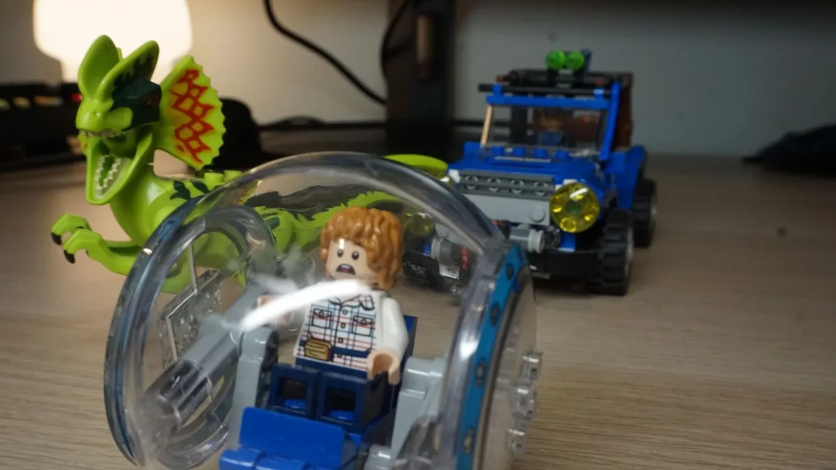 LEGO Jurassic World Dilophosaurus Ambush (75916) - Image 3