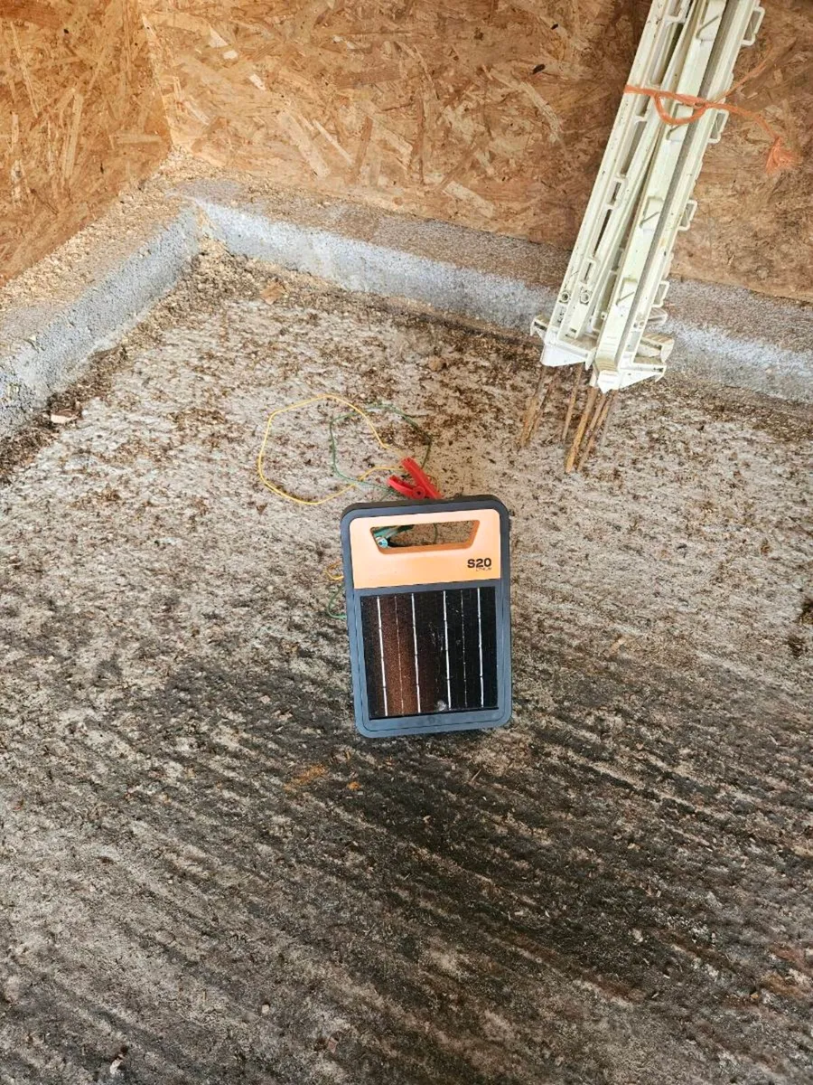 Stable and accessories - Image 1