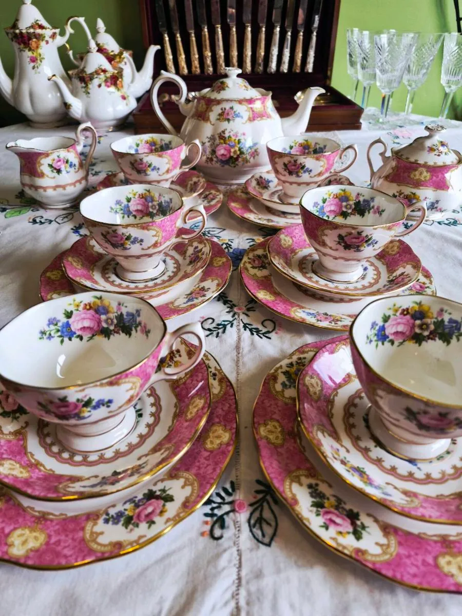 Royal akbert Lady Carlyle tea service and pot. - Image 1