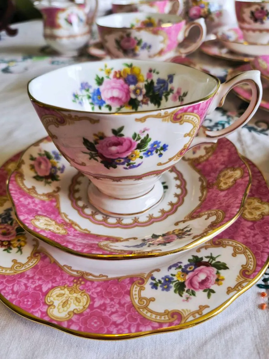 Royal akbert Lady Carlyle tea service and pot. - Image 2