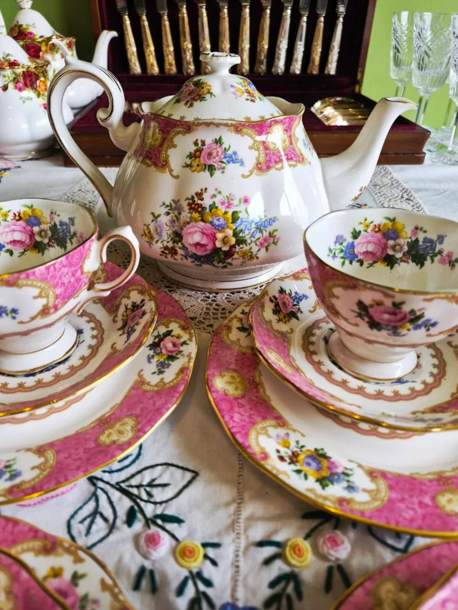 Royal akbert Lady Carlyle tea service and pot. - Image 3