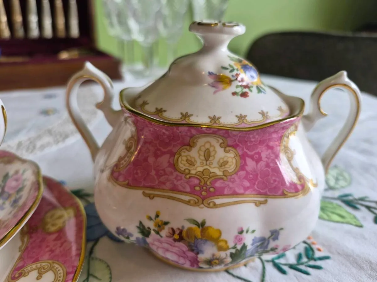 Royal akbert Lady Carlyle tea service and pot. - Image 4