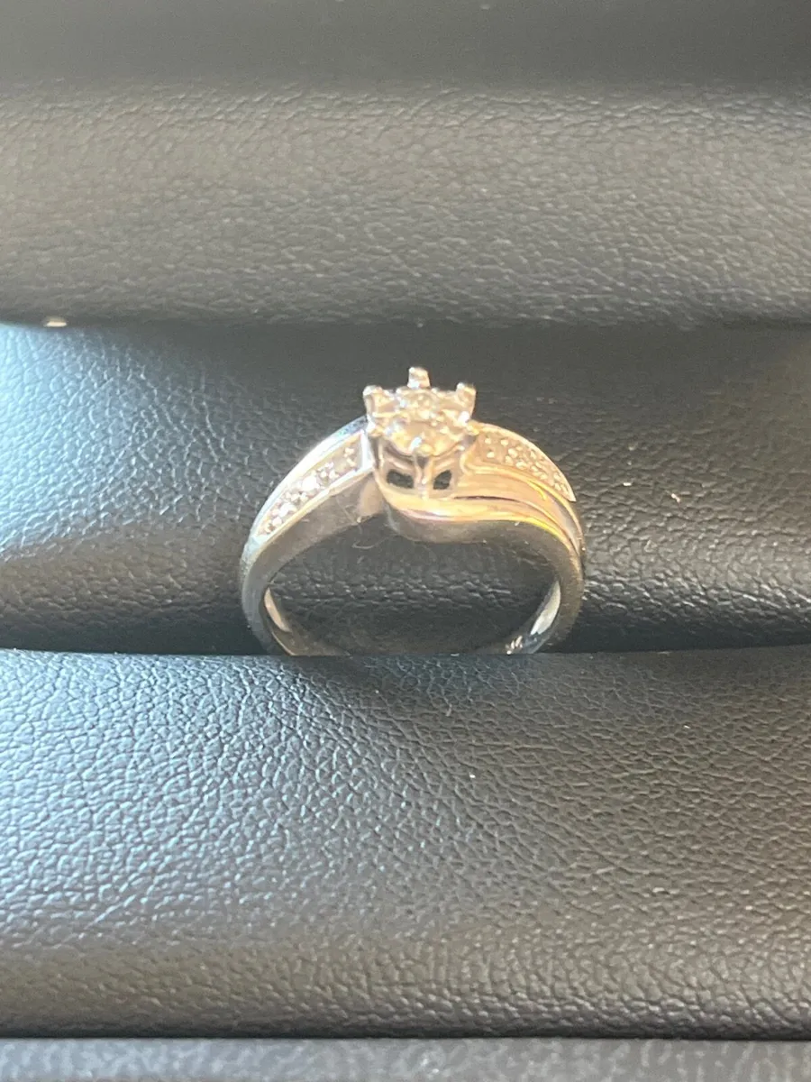 9ct diamond ring - Image 1