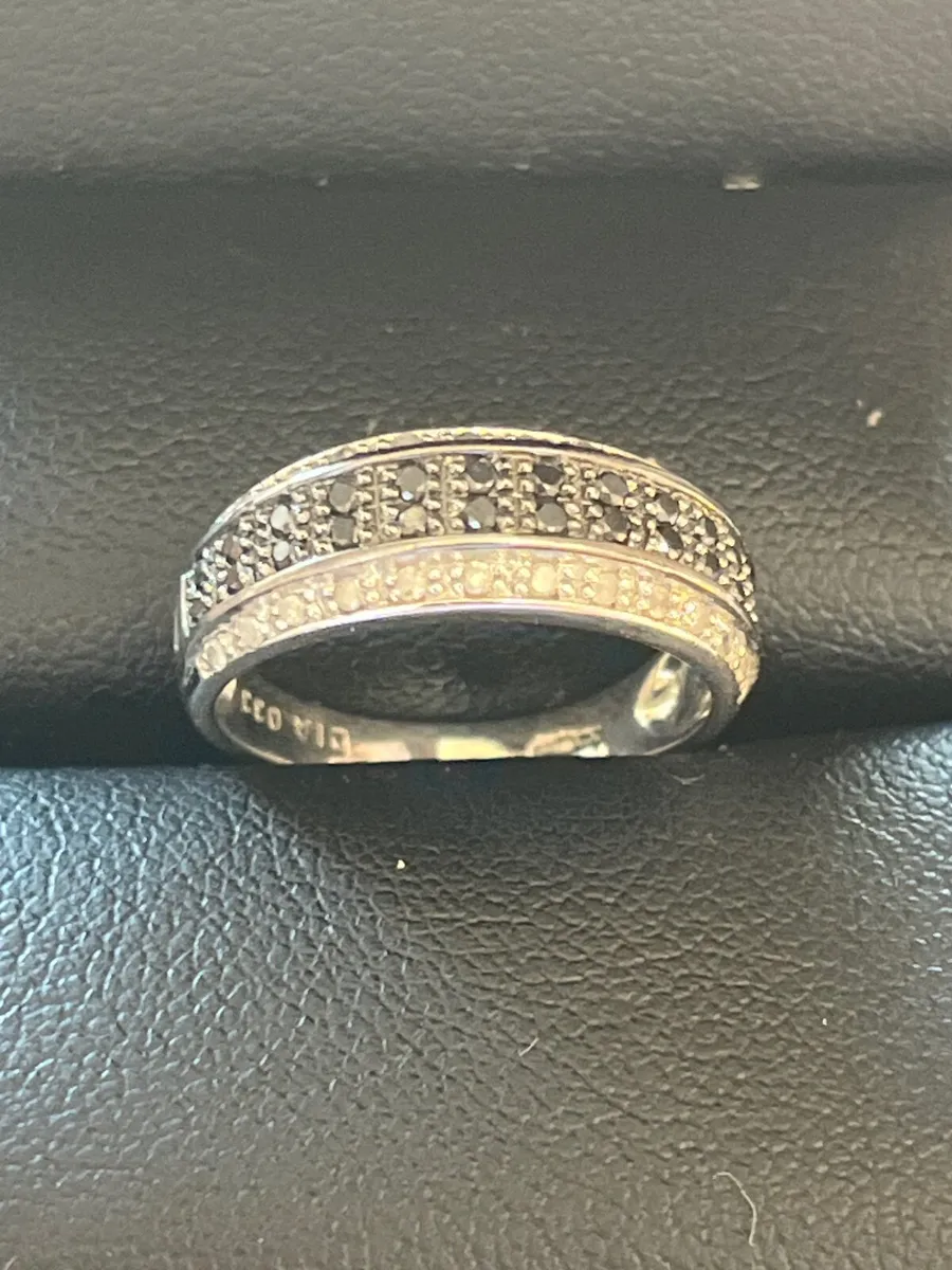 9ct diamond ring - Image 1
