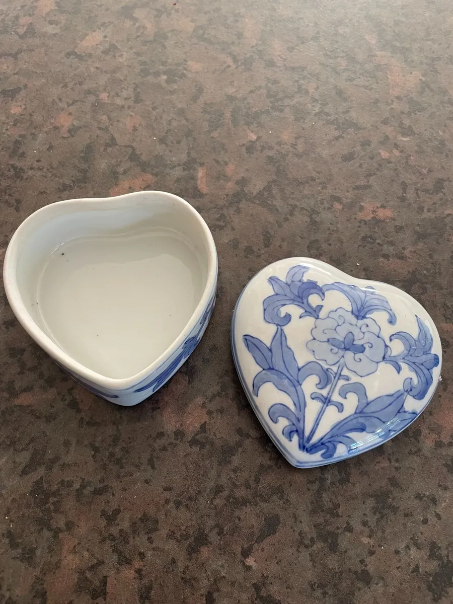 Vintage porcelain heart-shaped trinket box - Image 1