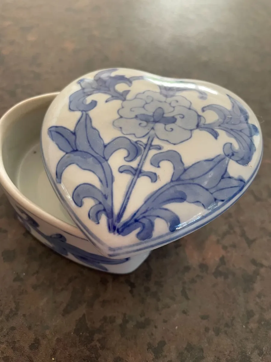 Vintage porcelain heart-shaped trinket box - Image 3