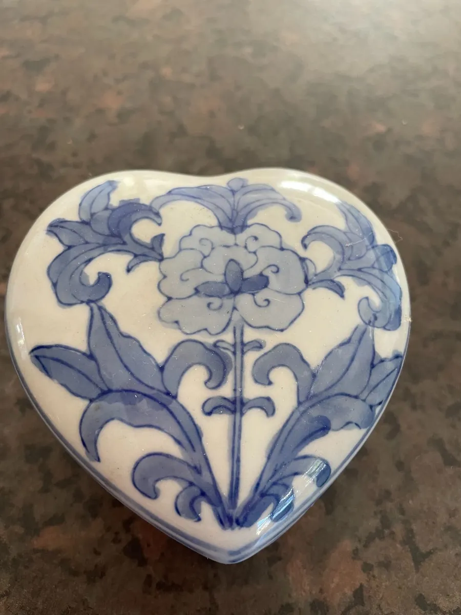 Vintage porcelain heart-shaped trinket box - Image 2