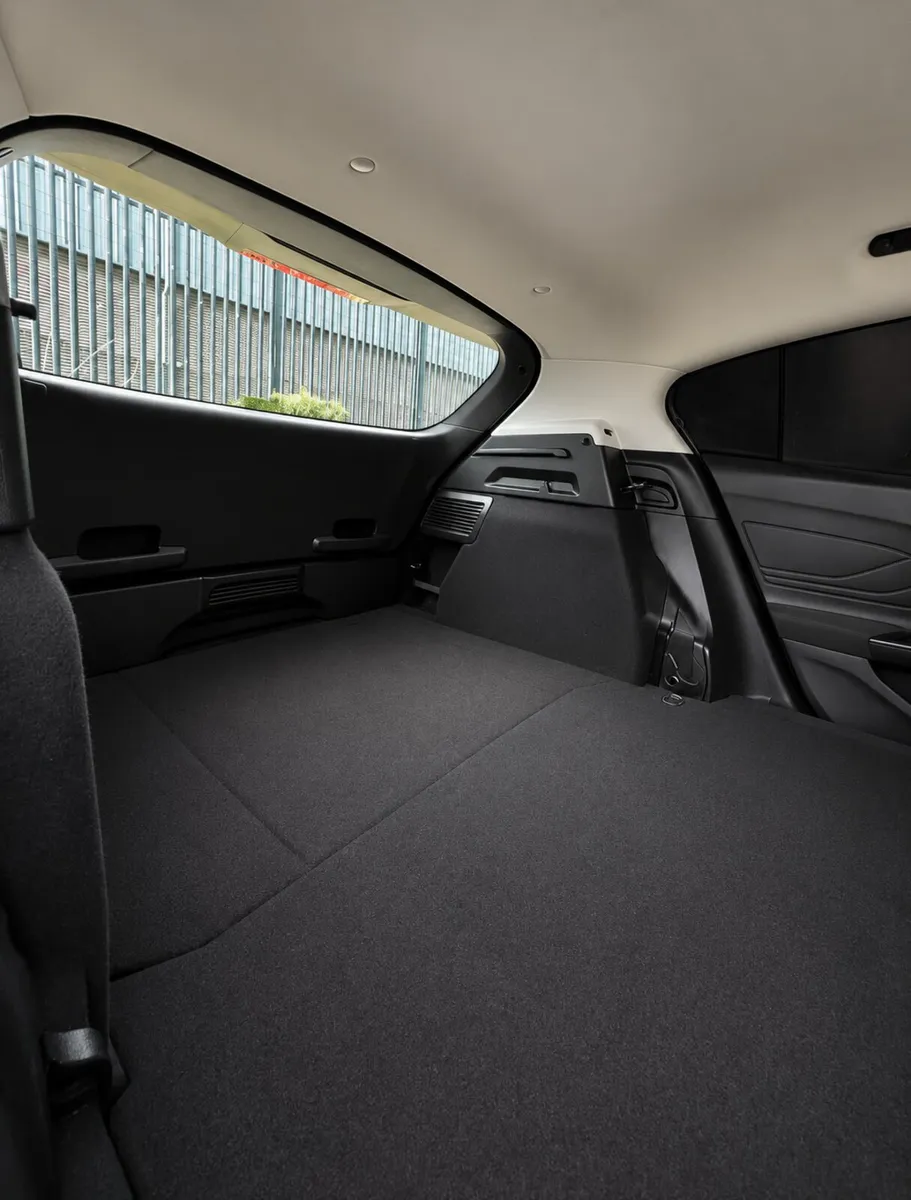 2022 Ford Focus AUTOMATIC Commercial - Image 4