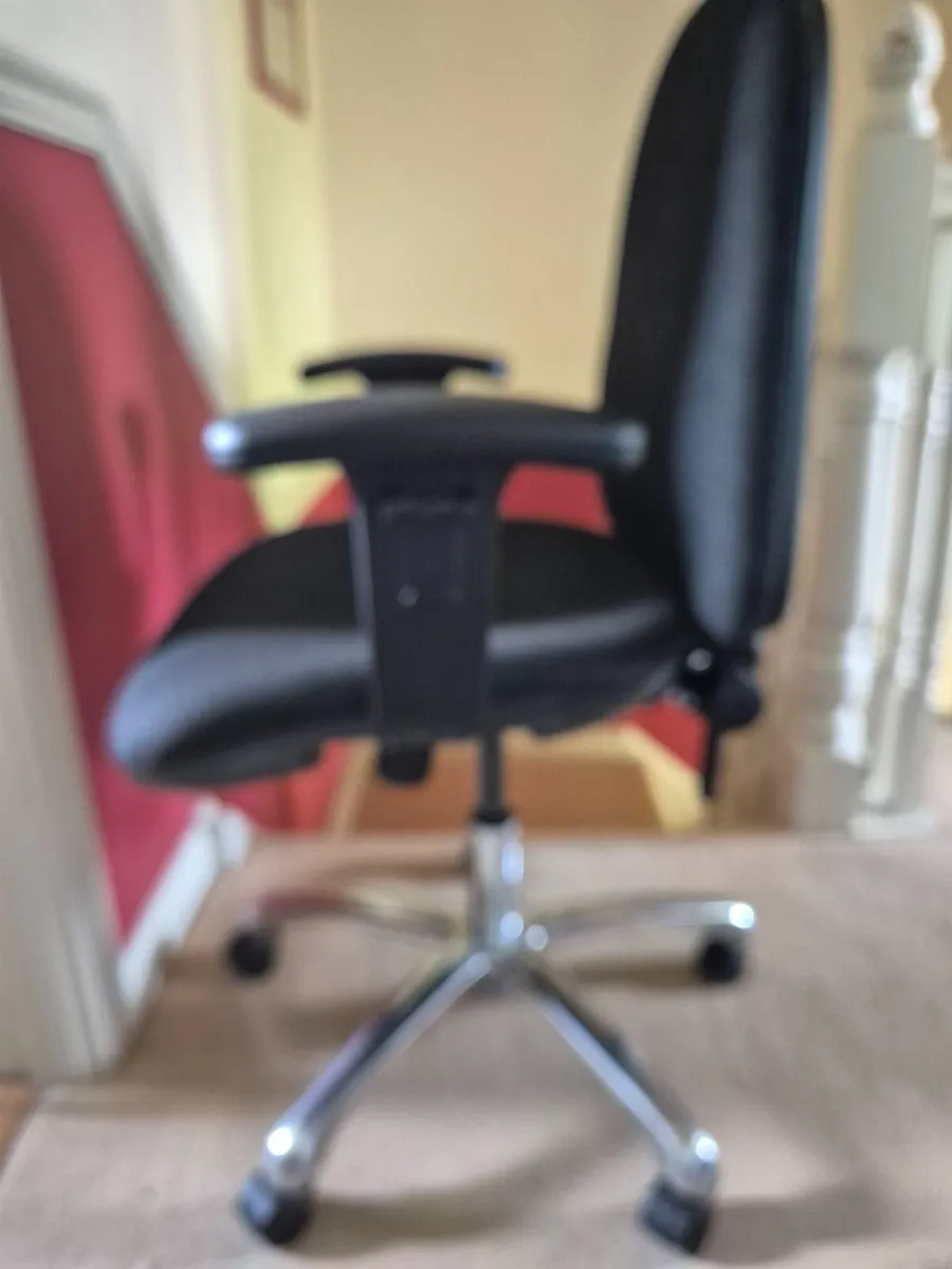 Office desk and swivel office chair - Image 2