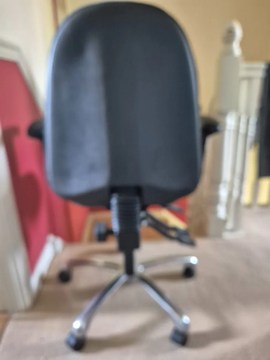 Office desk and swivel office chair - Image 4