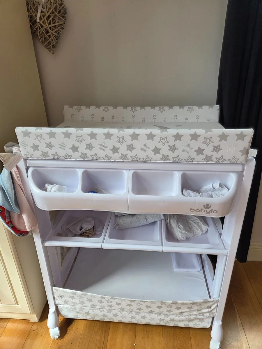Babylo changing table & bath - Image 2