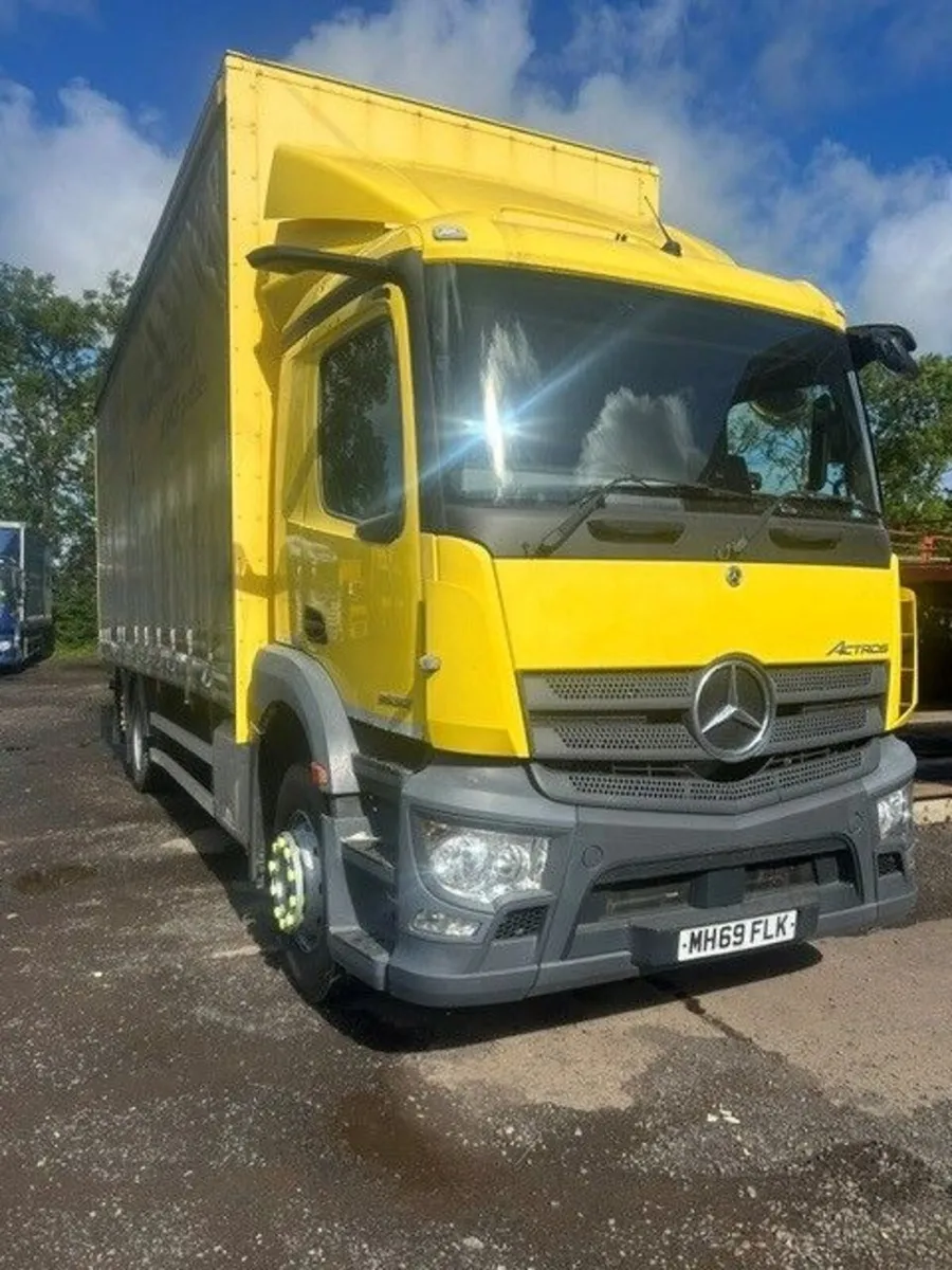Mercedes 26ft or 28ft curtainsides with barn doors - Image 1