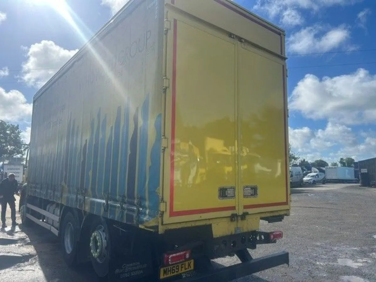 Mercedes 26ft or 28ft curtainsides with barn doors - Image 3