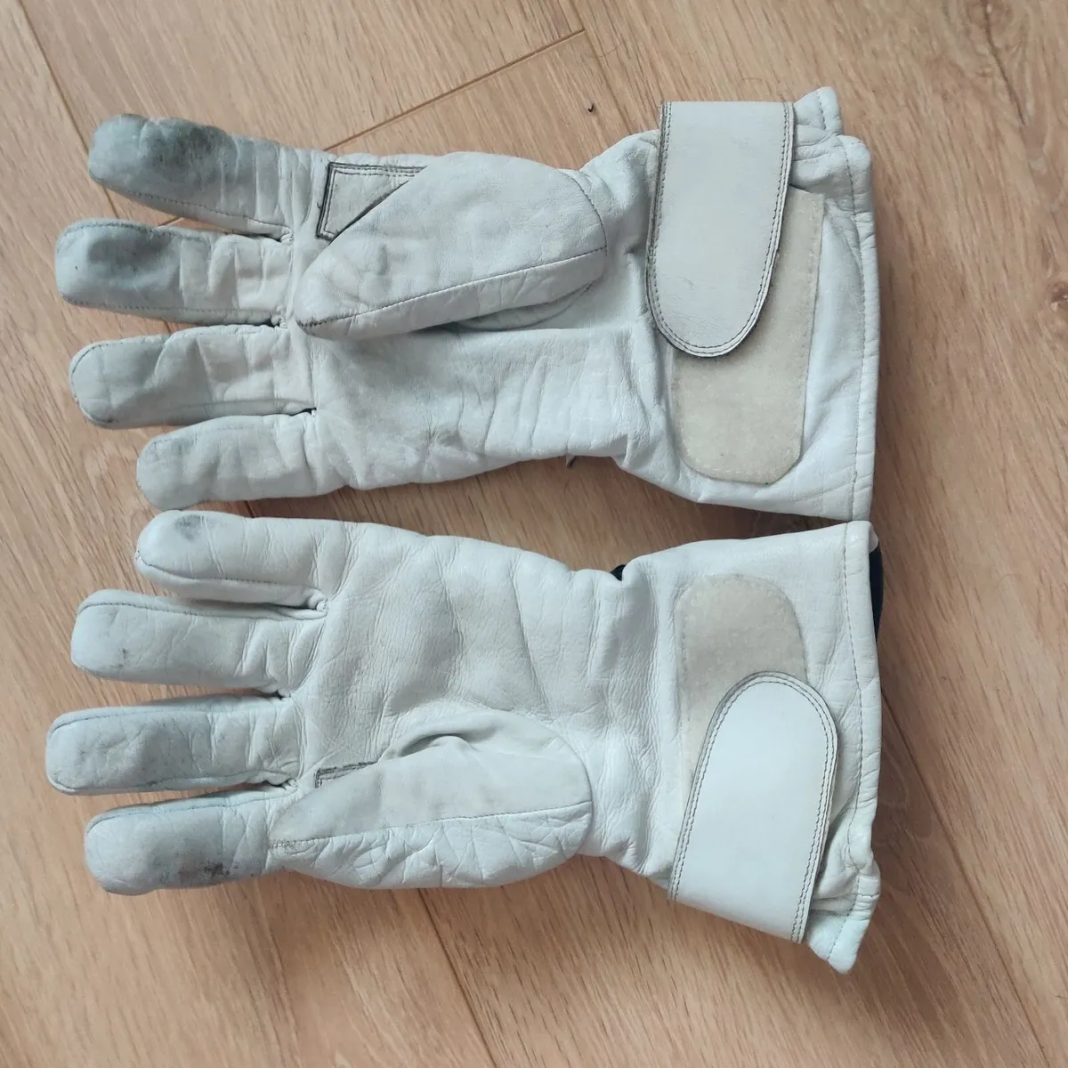 Motorcycle jacket and gloves - Image 3