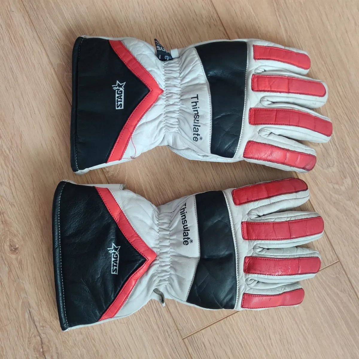 Motorcycle jacket and gloves - Image 4