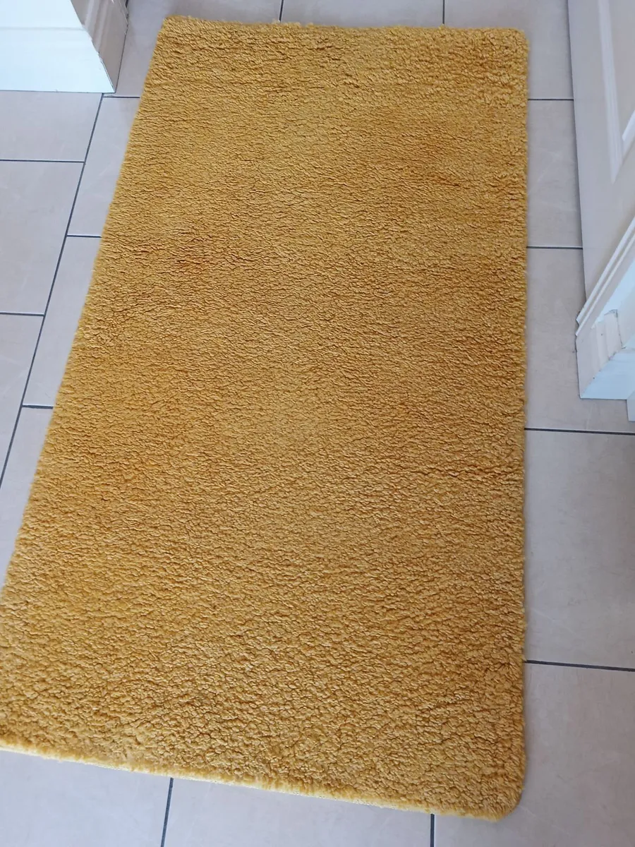 Yellow Carpet - Image 1