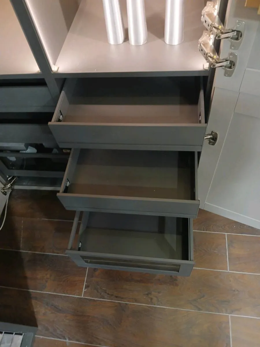 Showroom kitchen - Image 4
