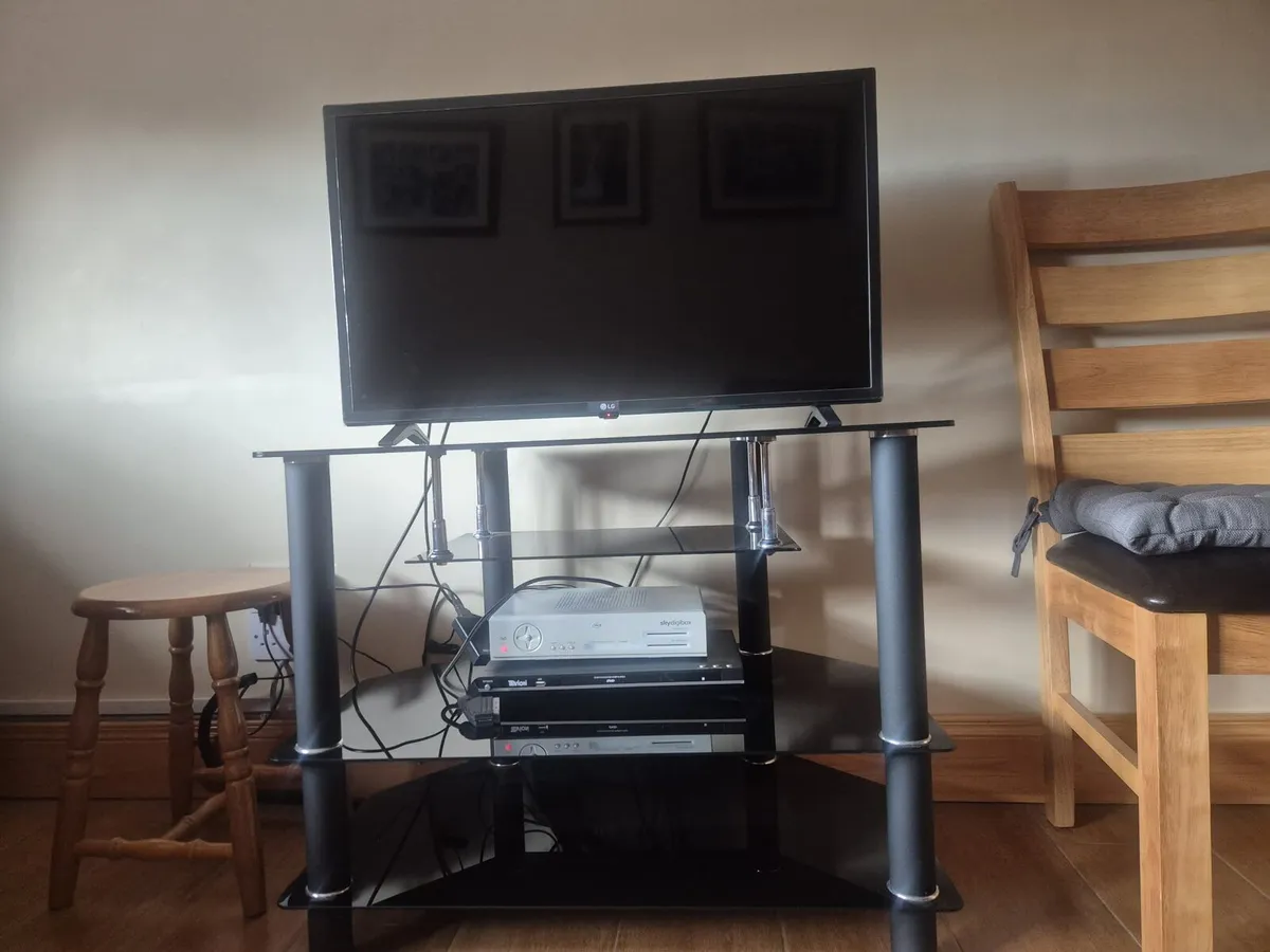 TV stand - Image 1