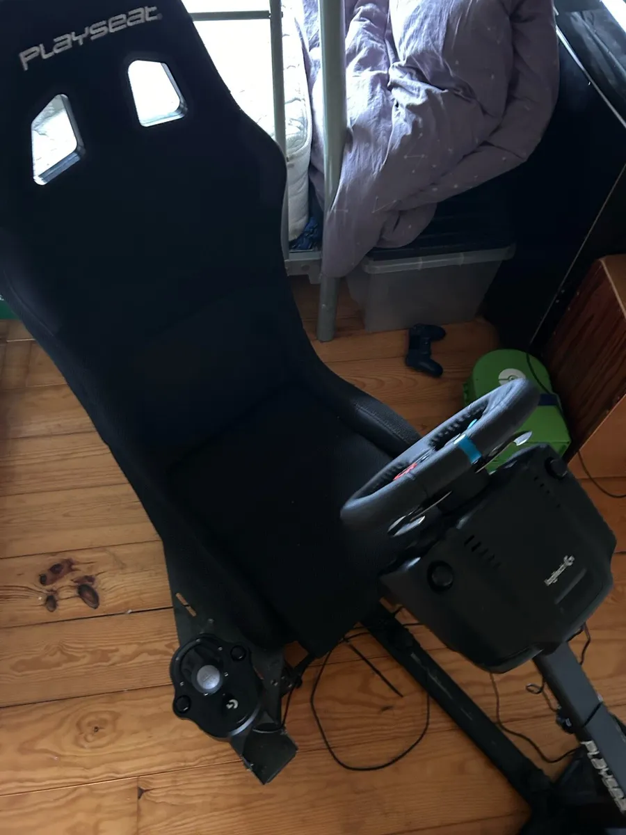 Logitech steering wheel pedals gear shift playseat - Image 1