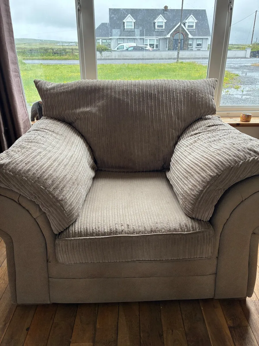 Suite of furniture - Image 1