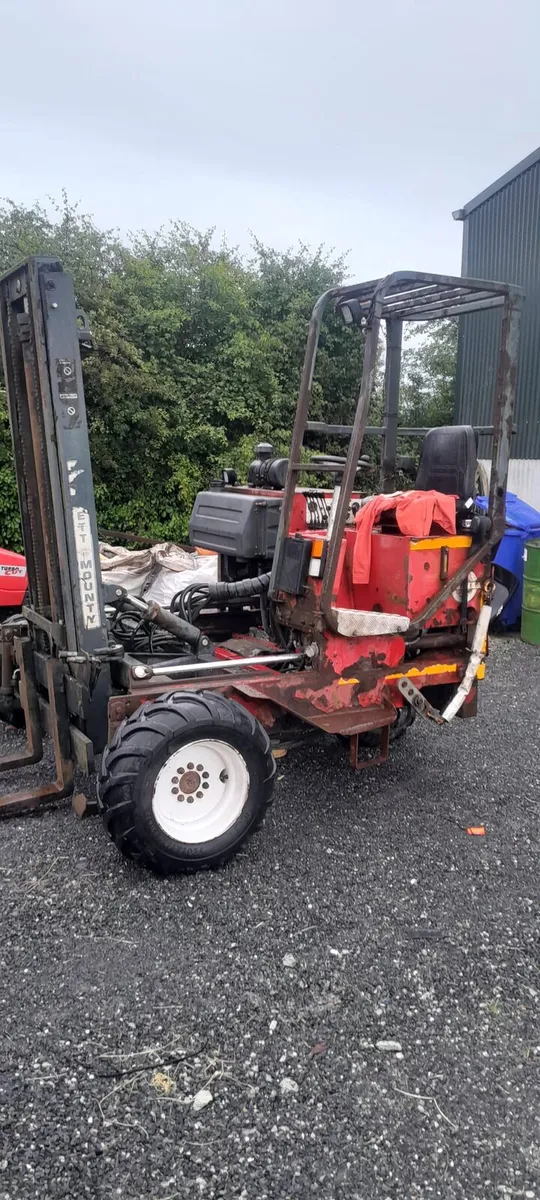 Moffett Forklift - Image 1