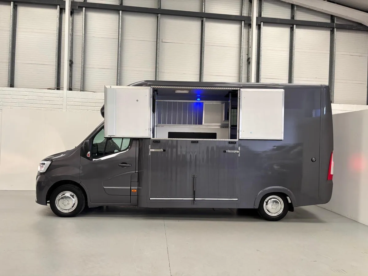 Renault Master 3.5T Horsebox - Image 4