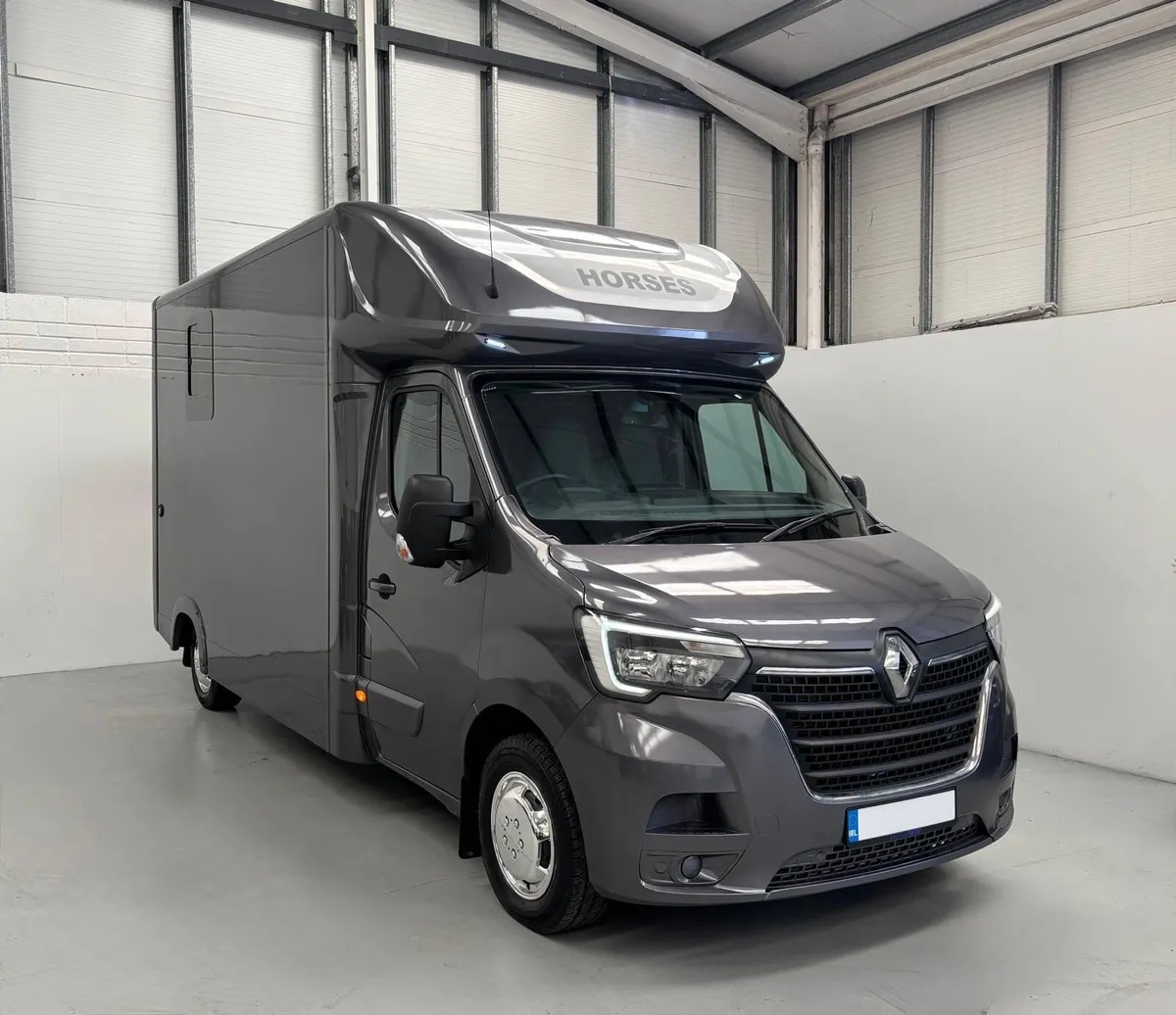 Renault Master 3.5T Horsebox - Image 1