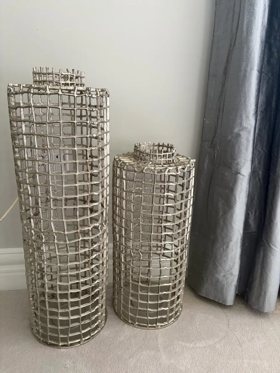 Large silver metal decor items - Image 1
