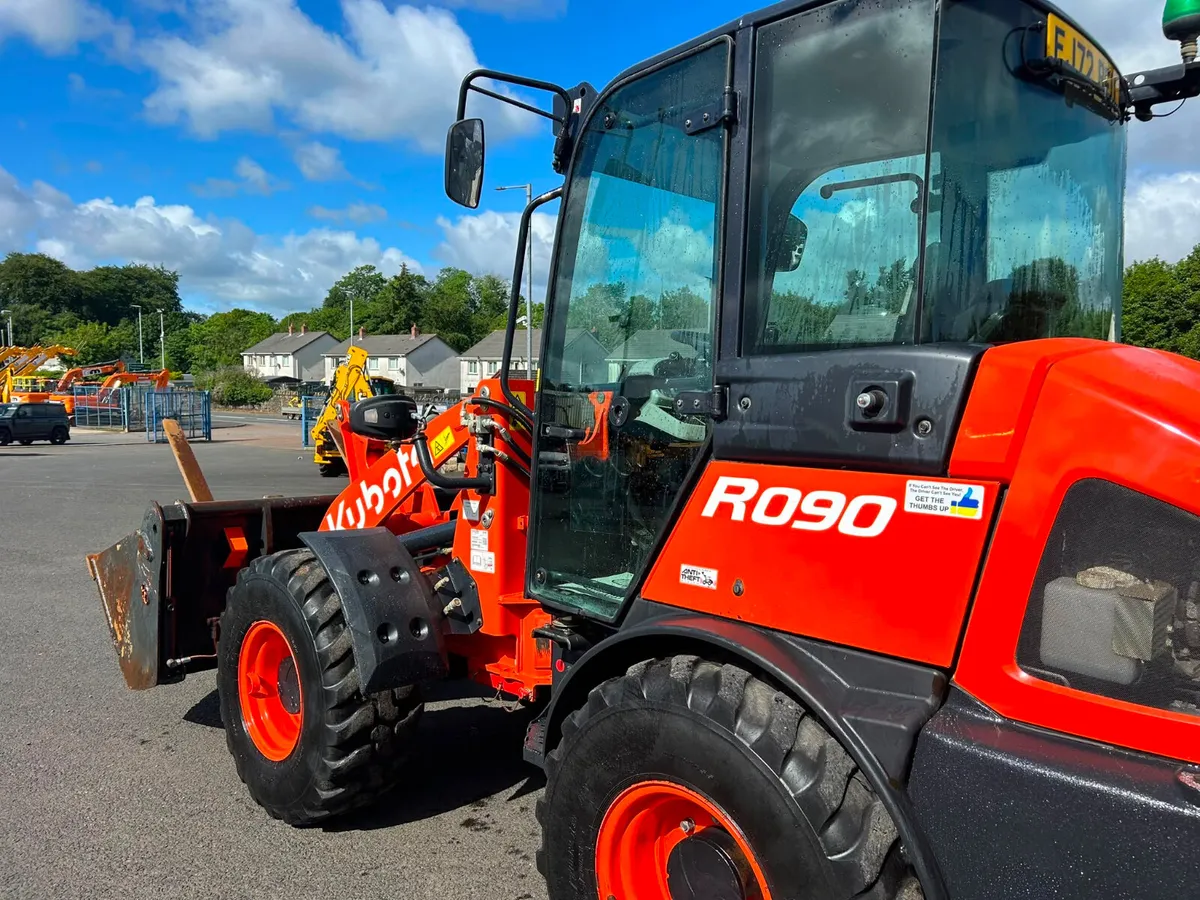 2023 Kubota R090 Forks / Bucket / AC - MULLAN - Image 4
