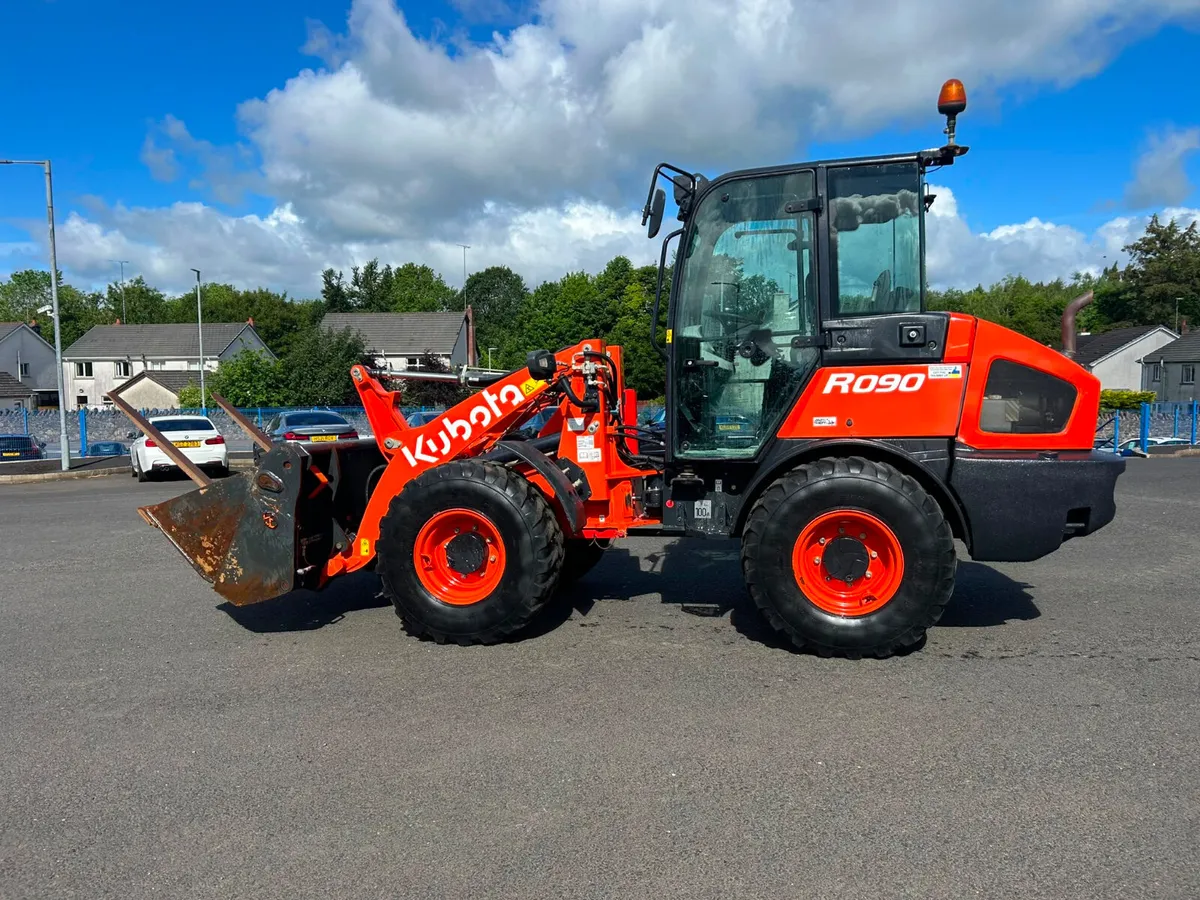 2023 Kubota R090 Forks / Bucket / AC - MULLAN - Image 2