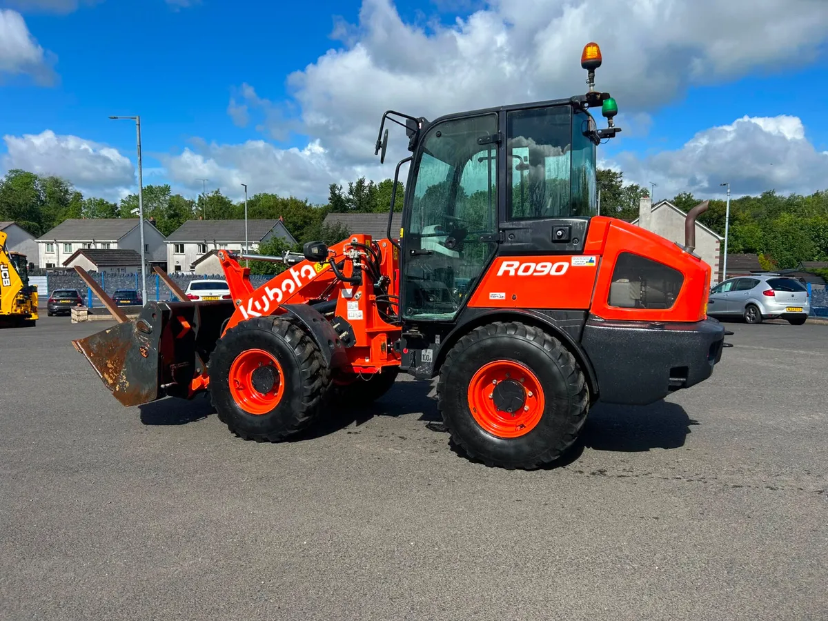 2023 Kubota R090 Forks / Bucket / AC - MULLAN - Image 3