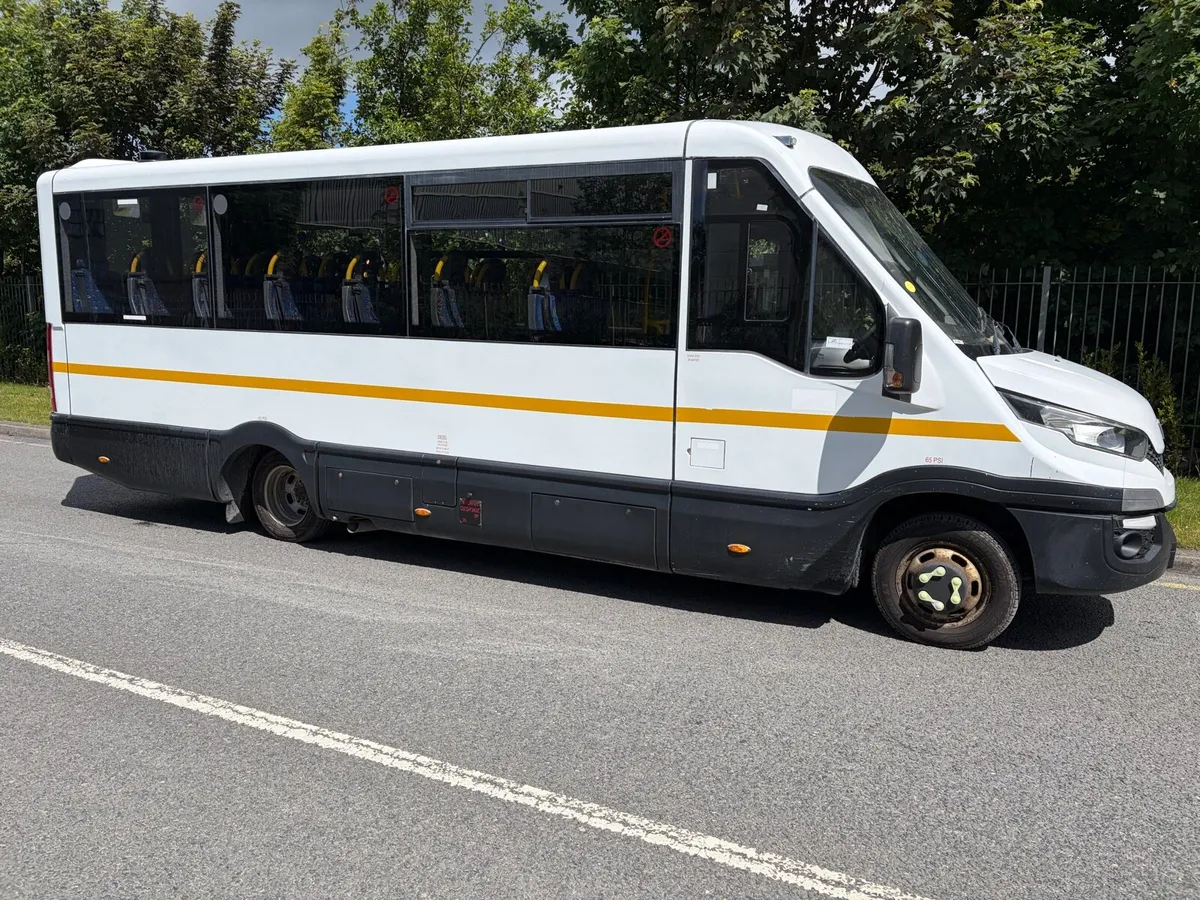 2015 iveco 24 seater bus 1 owner - Image 3