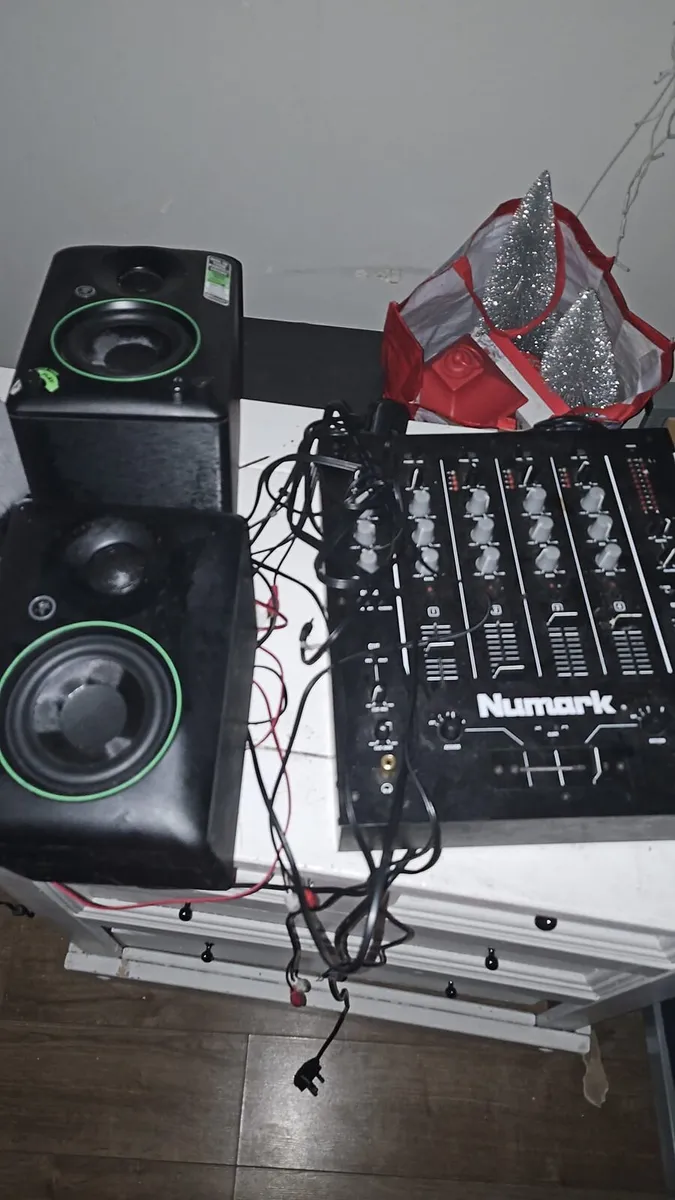 Dj equipment and 2 speakers - Image 1