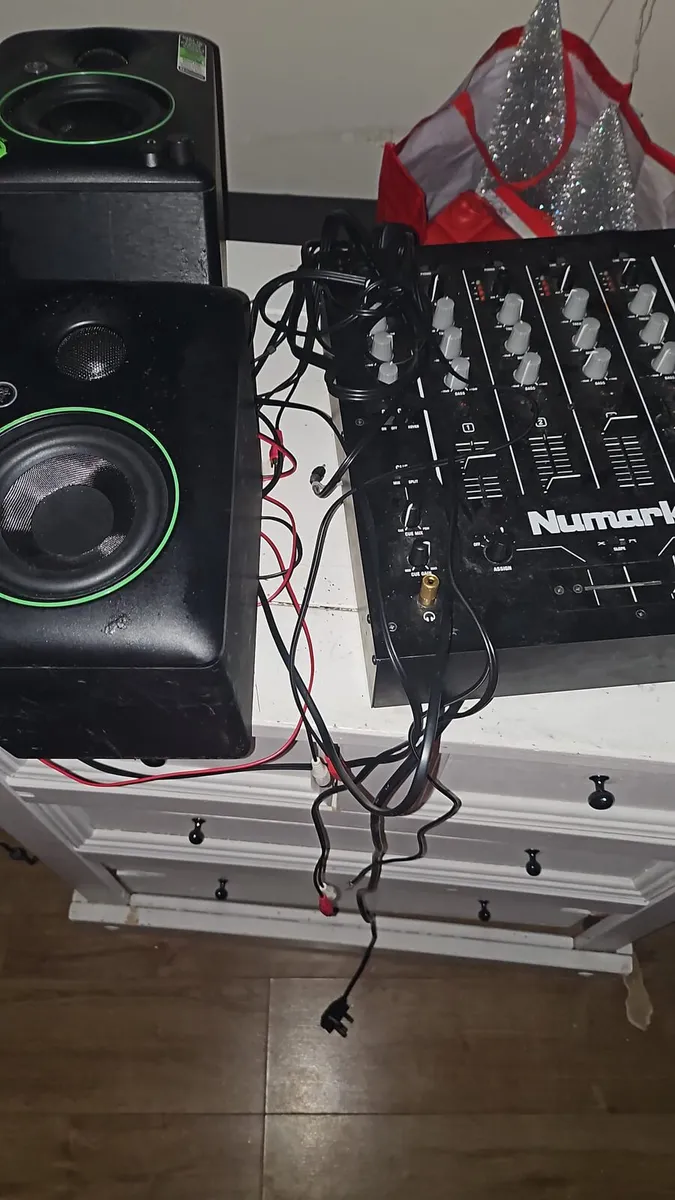 Dj equipment and 2 speakers - Image 2