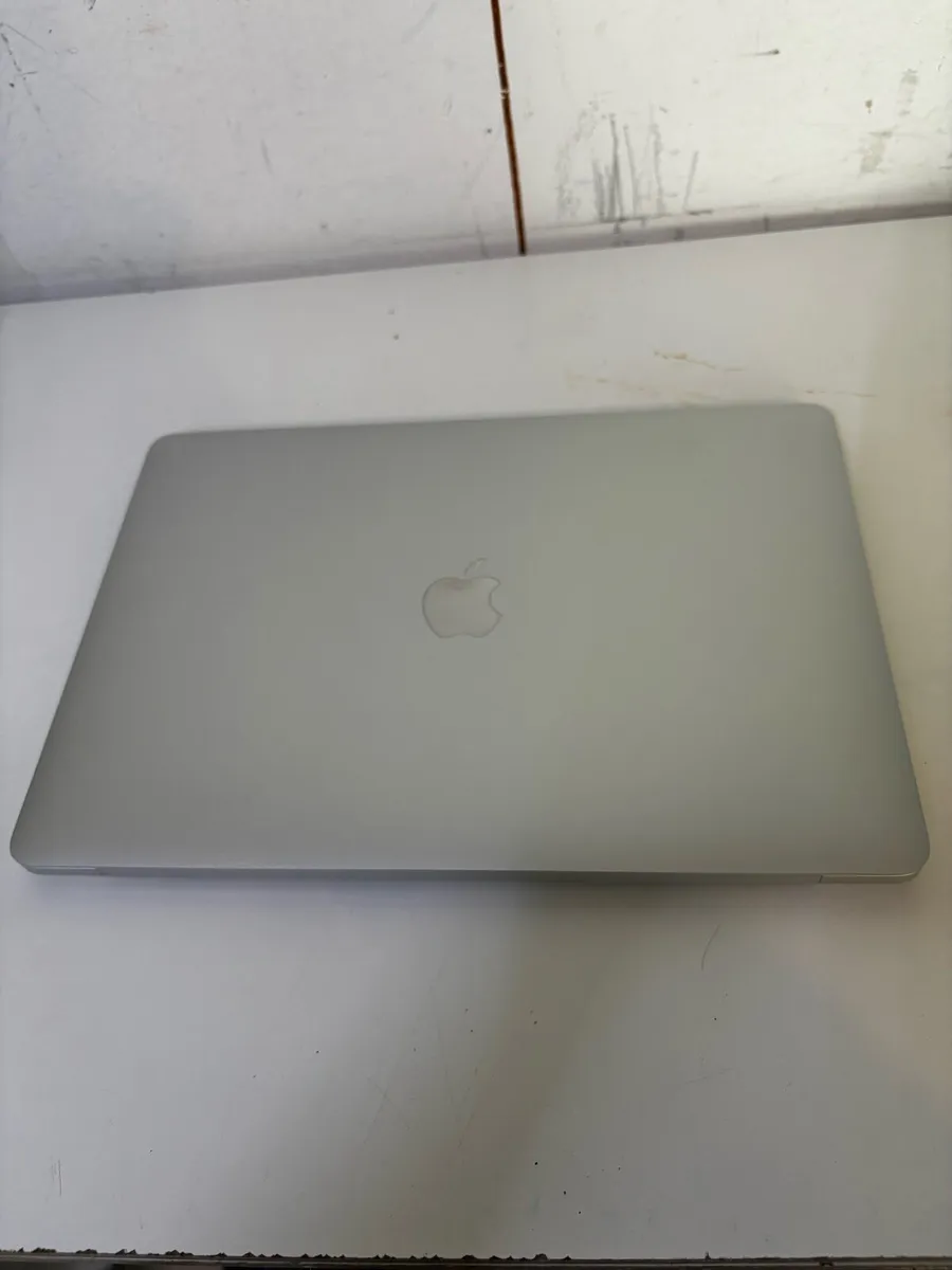 MacBook Air 2020 M1 Chip 8GB 13.3 Retina Display - Image 2